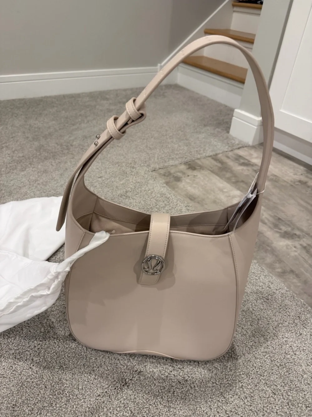 Lululemon NWT Leather Alternative Shoulder Bag Cashew 8L - Picture 7 of 12